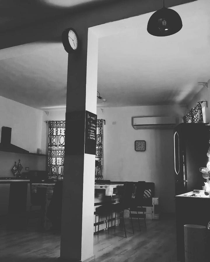 إيغليزياس Black&White Guest House المظهر الخارجي الصورة